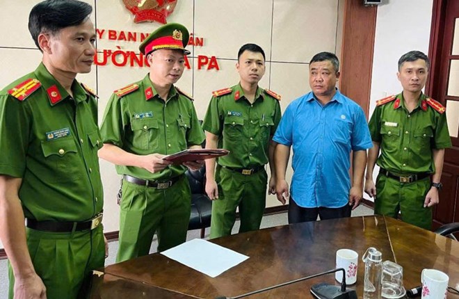 Một nguyên chủ tịch phường bị khởi tố- Ảnh 1.