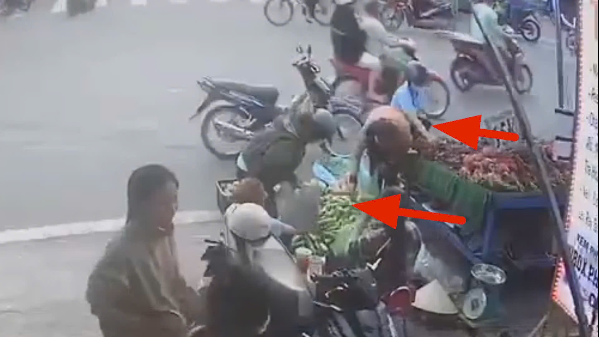 Bức x&uacute;c với nh&oacute;m "nữ qu&aacute;i" chuy&ecirc;n d&agrave;n cảnh m&oacute;c t&uacute;i ở c&aacute;c khu chợ c&ocirc;ng nh&acirc;n- Ảnh 2.