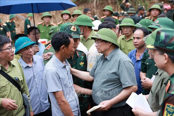 Thủ tướng x&uacute;c động thăm hỏi, động vi&ecirc;n nh&acirc;n d&acirc;n thiệt hại do mưa lũ tại tỉnh Điện Bi&ecirc;n - Ảnh 9.