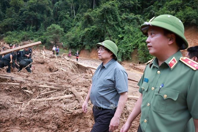 Thủ tướng x&uacute;c động thăm hỏi, động vi&ecirc;n nh&acirc;n d&acirc;n thiệt hại do mưa lũ tại tỉnh Điện Bi&ecirc;n - Ảnh 2.