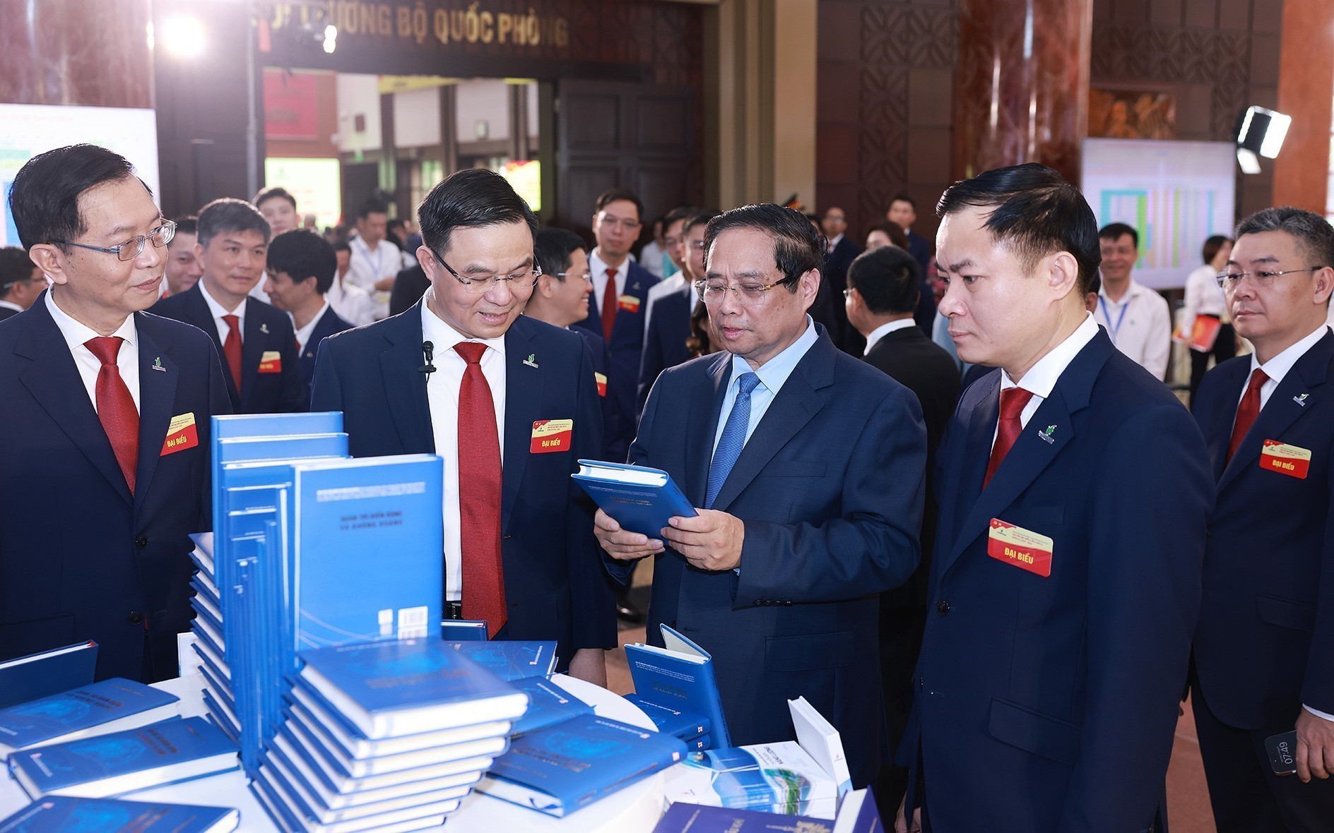 Tổng B&iacute; thư tặng Petrovietnam 8 chữ: Ti&ecirc;n phong - Vượt trội - Bền vững - To&agrave;n cầu- Ảnh 2.
