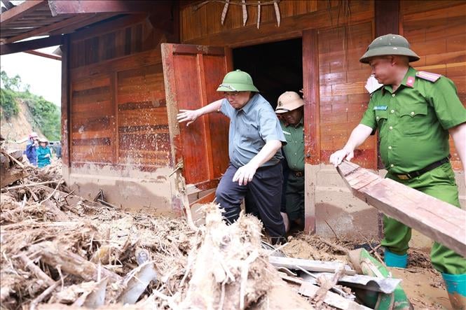 Thủ tướng x&uacute;c động thăm hỏi, động vi&ecirc;n nh&acirc;n d&acirc;n thiệt hại do mưa lũ tại tỉnh Điện Bi&ecirc;n - Ảnh 8.