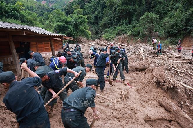 Thủ tướng x&uacute;c động thăm hỏi, động vi&ecirc;n nh&acirc;n d&acirc;n thiệt hại do mưa lũ tại tỉnh Điện Bi&ecirc;n - Ảnh 4.