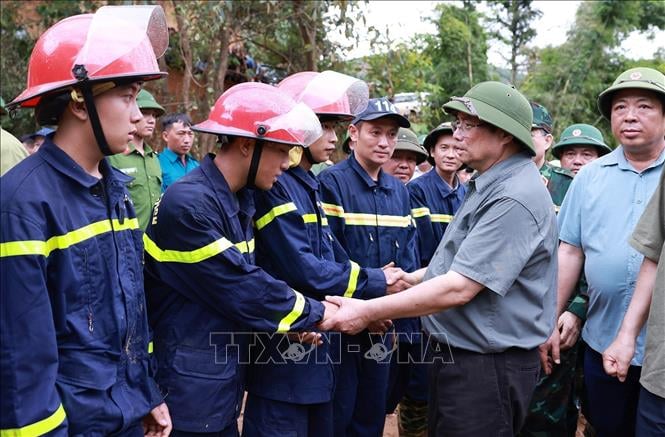 Thủ tướng x&uacute;c động thăm hỏi, động vi&ecirc;n nh&acirc;n d&acirc;n thiệt hại do mưa lũ tại tỉnh Điện Bi&ecirc;n - Ảnh 10.