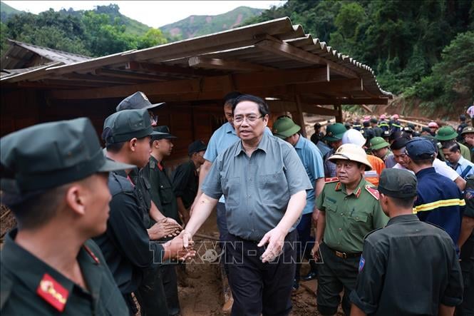 Thủ tướng x&uacute;c động thăm hỏi, động vi&ecirc;n nh&acirc;n d&acirc;n thiệt hại do mưa lũ tại tỉnh Điện Bi&ecirc;n - Ảnh 11.