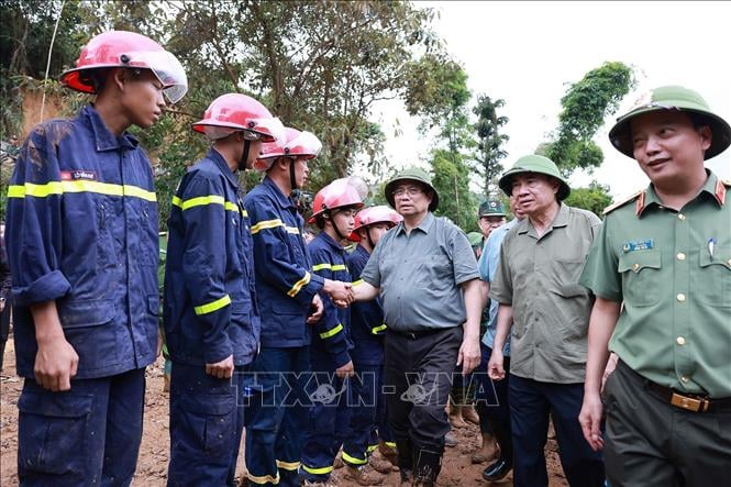 Thủ tướng x&uacute;c động thăm hỏi, động vi&ecirc;n nh&acirc;n d&acirc;n thiệt hại do mưa lũ tại tỉnh Điện Bi&ecirc;n - Ảnh 12.