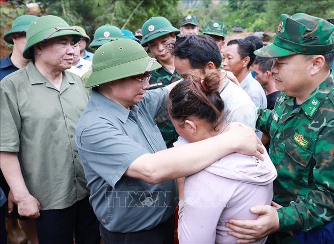 Thủ tướng x&uacute;c động thăm hỏi, động vi&ecirc;n nh&acirc;n d&acirc;n thiệt hại do mưa lũ tại tỉnh Điện Bi&ecirc;n - Ảnh 1.