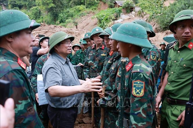 Thủ tướng x&uacute;c động thăm hỏi, động vi&ecirc;n nh&acirc;n d&acirc;n thiệt hại do mưa lũ tại tỉnh Điện Bi&ecirc;n - Ảnh 14.