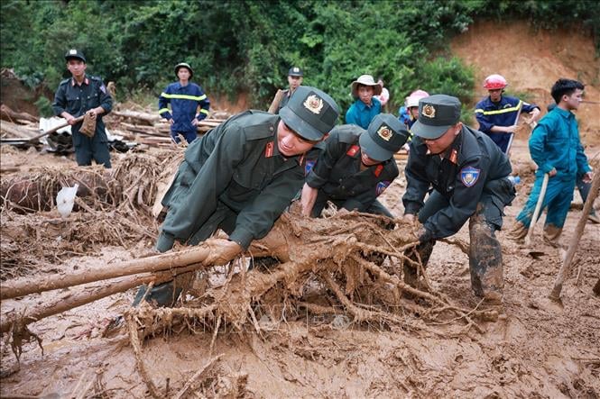 Thủ tướng x&uacute;c động thăm hỏi, động vi&ecirc;n nh&acirc;n d&acirc;n thiệt hại do mưa lũ tại tỉnh Điện Bi&ecirc;n - Ảnh 15.