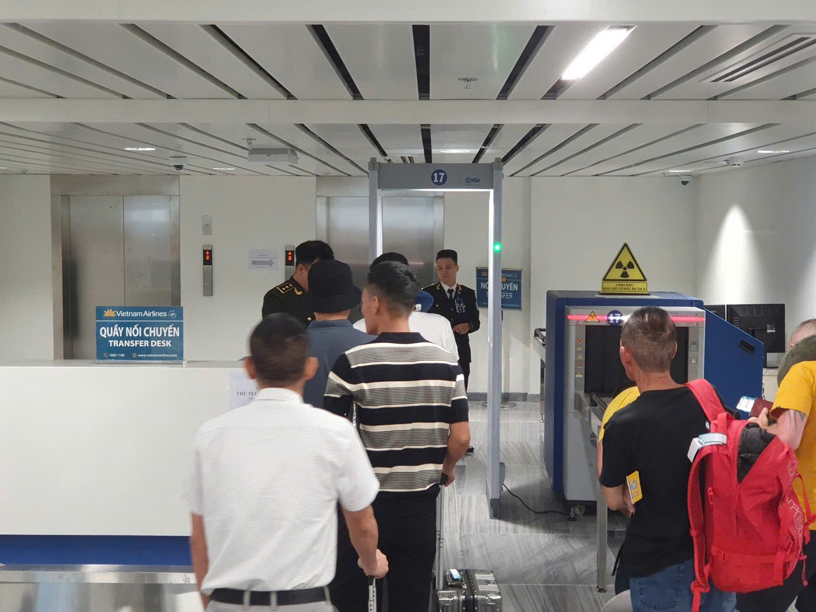 Bỏ quy định cởi giày, thắt lưng ở sân bay: Giải pháp nâng cao chất lượng dịch vụ hàng không - Ảnh 2.