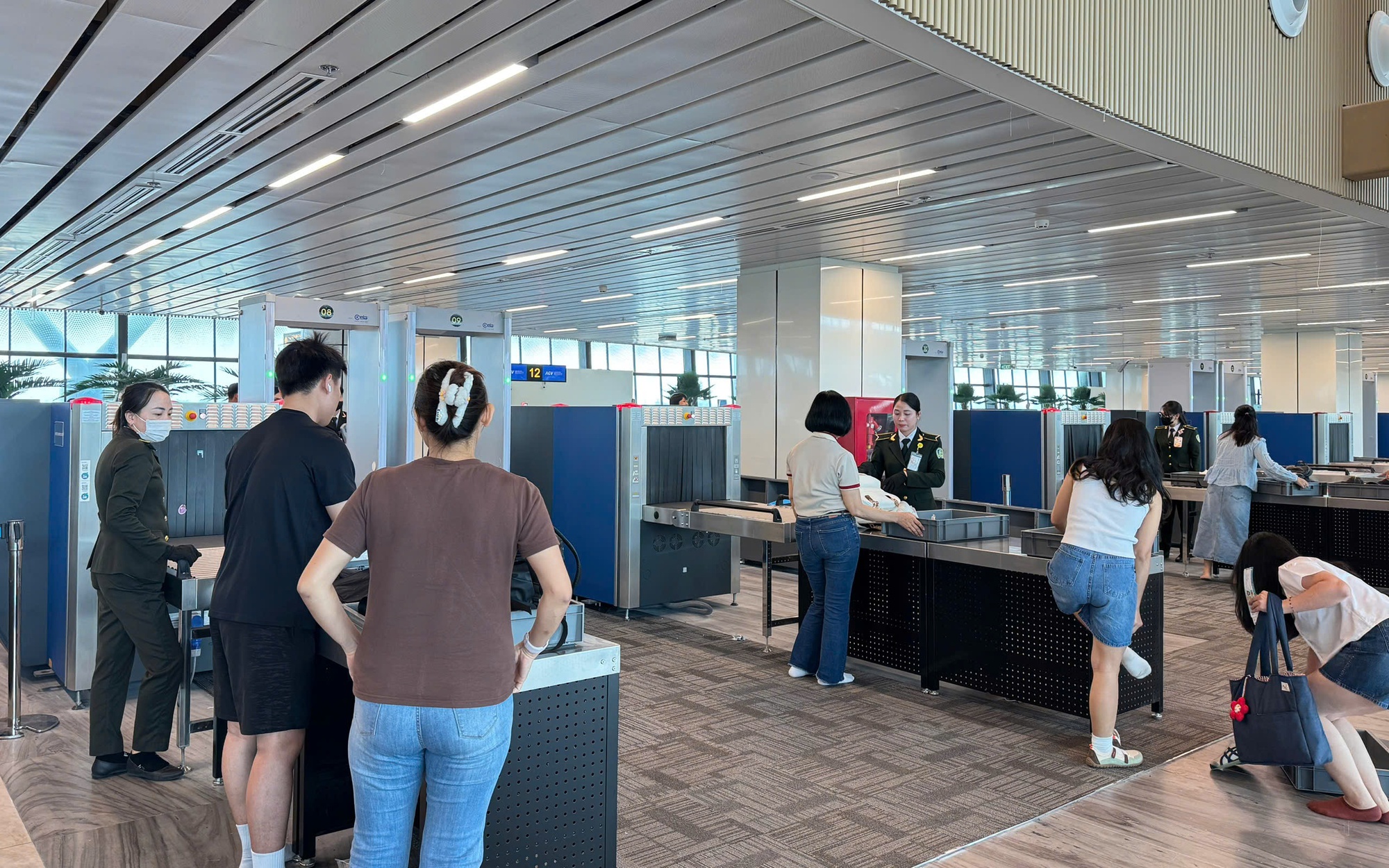 "Các sân bay ở châu Âu, không ai phải cởi giày, tháo dép cả"
