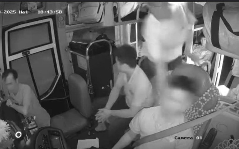 VIDEO: Hành khách tát mạnh vào mặt tài xế khi xe khách đang chạy