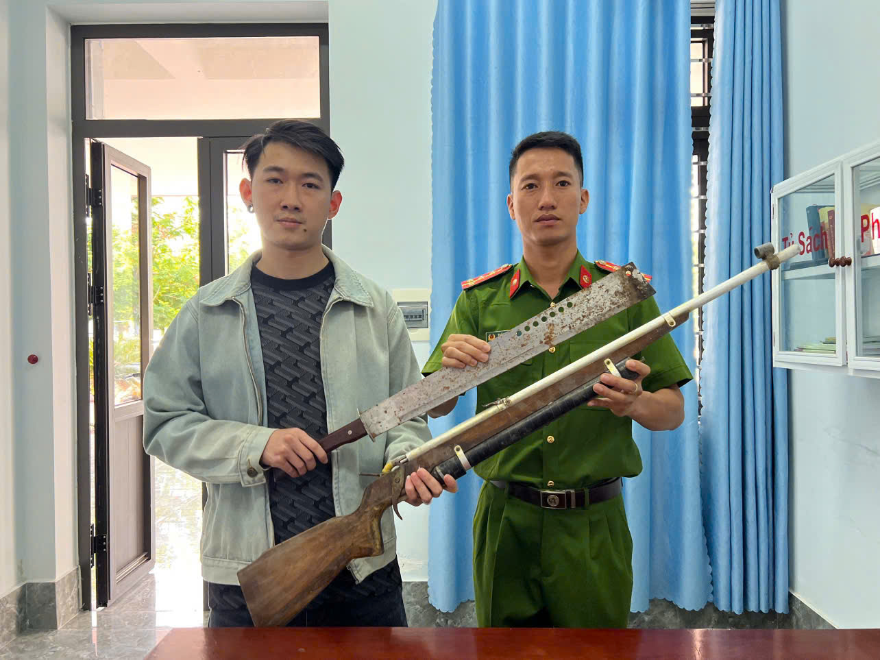 Hai thanh niên giao nộp súng tự chế cho Công an tại Quảng Trị - Ảnh 1.