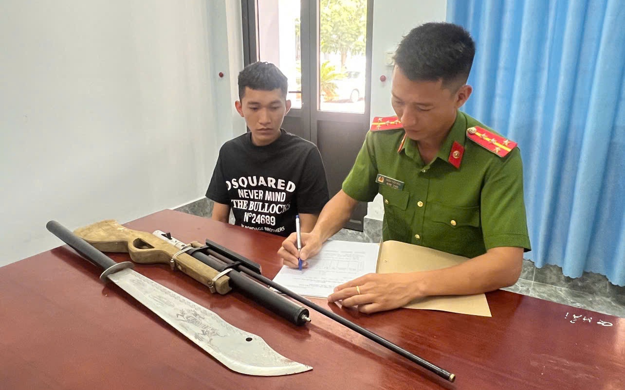 Giật mình vì “hàng nóng” xuất hiện trong nhà, 2 thanh niên vội đến công an