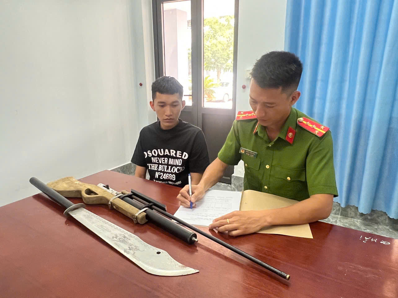 Hai thanh niên giao nộp súng tự chế cho Công an tại Quảng Trị - Ảnh 2.