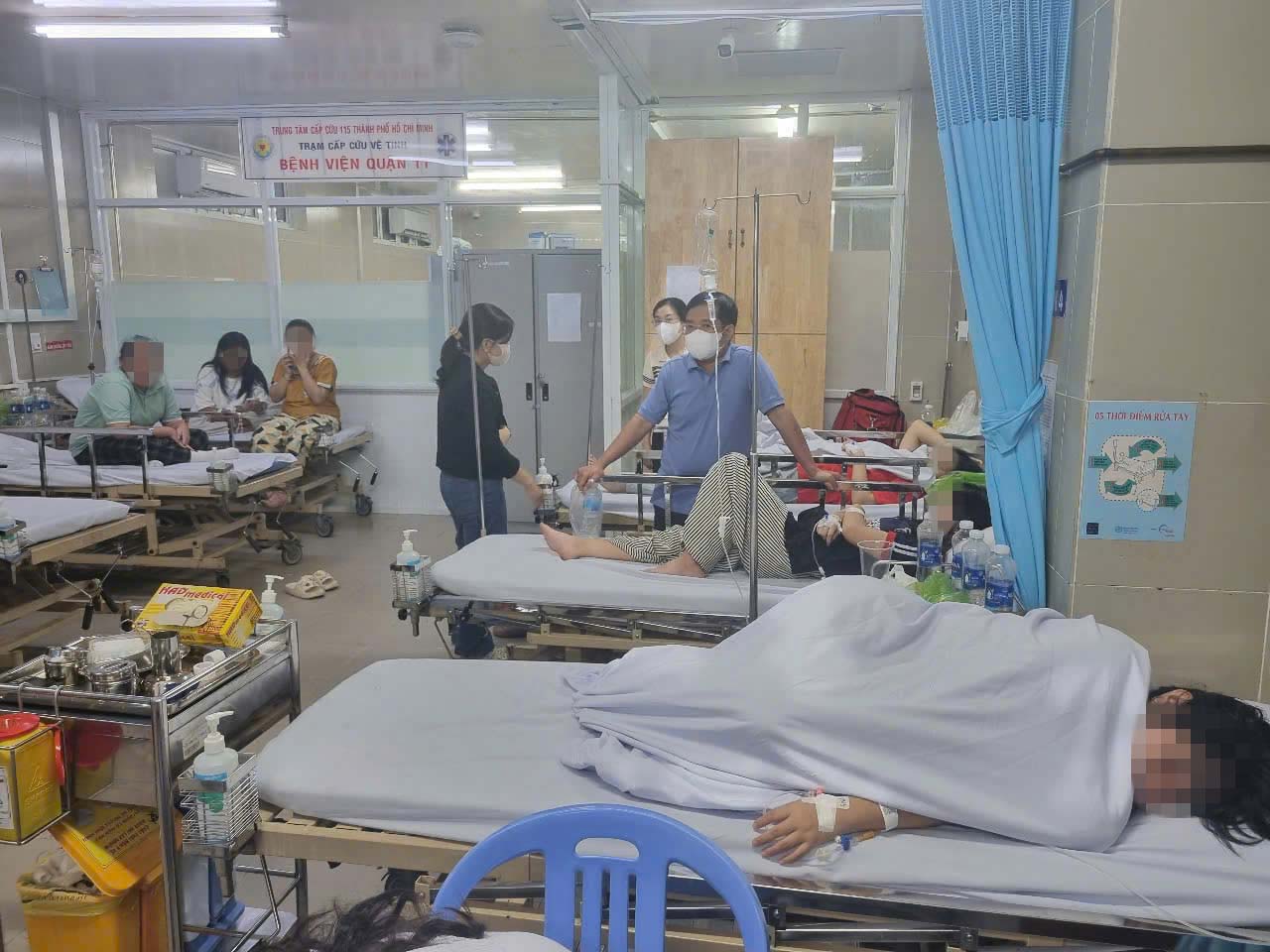 Sau khi ăn tiệc tân gia, 129 người nghi bị ngộ độc- Ảnh 1.