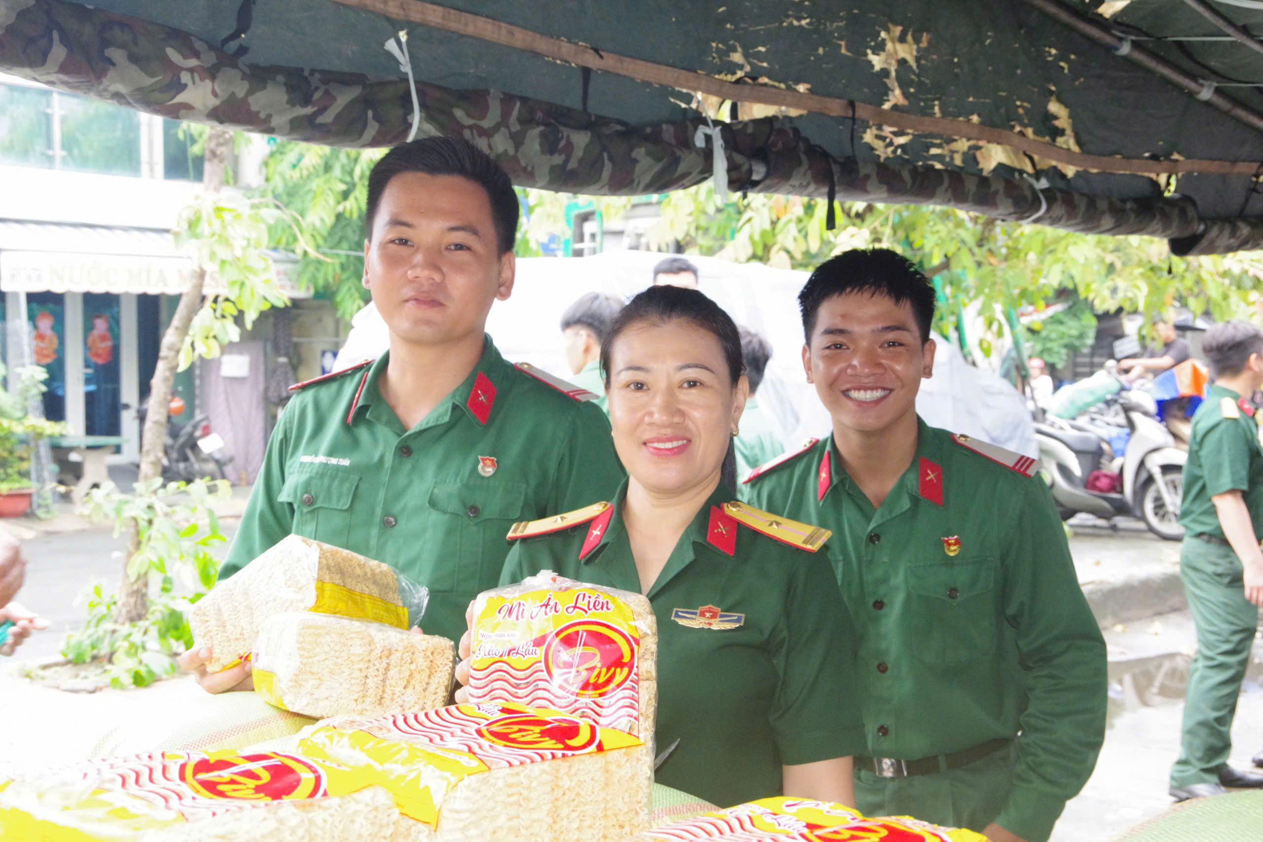 Chương trình "Gian hàng 0 đồng, gắn kết tình Quân – Dân" mang niềm vui đến với phường Trung Mỹ Tây - Ảnh 2.