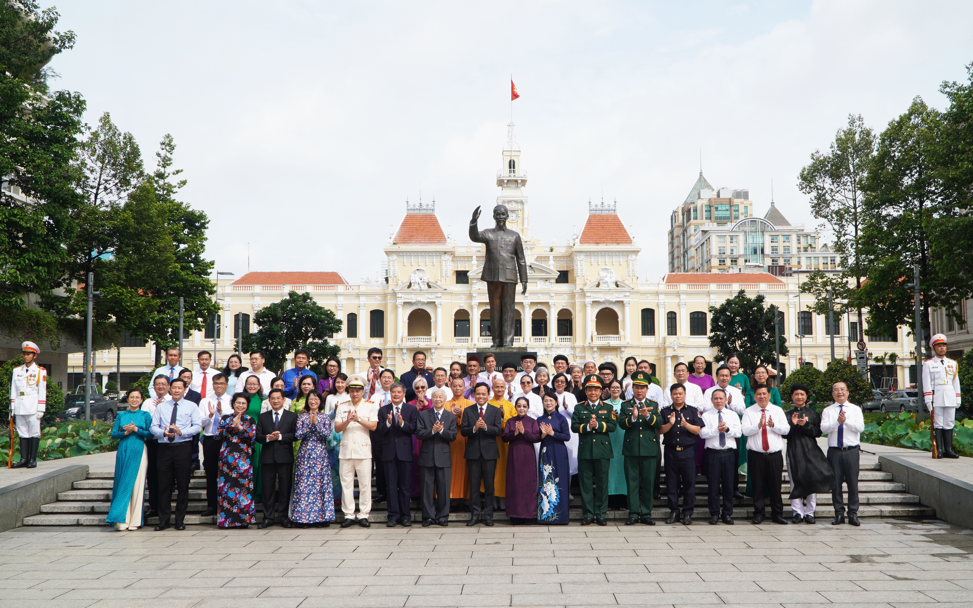 Lãnh đạo TP HCM dâng hoa, dâng hương tưởng nhớ Chủ tịch Hồ Chí Minh và các Anh hùng liệt sĩ