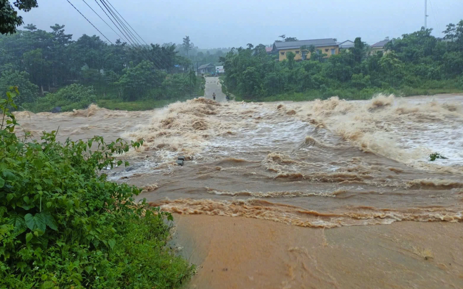 Mưa lớn, nước dâng nhanh khiến nhiều nơi ở Quảng Trị đang bị cô lập, chia cắt