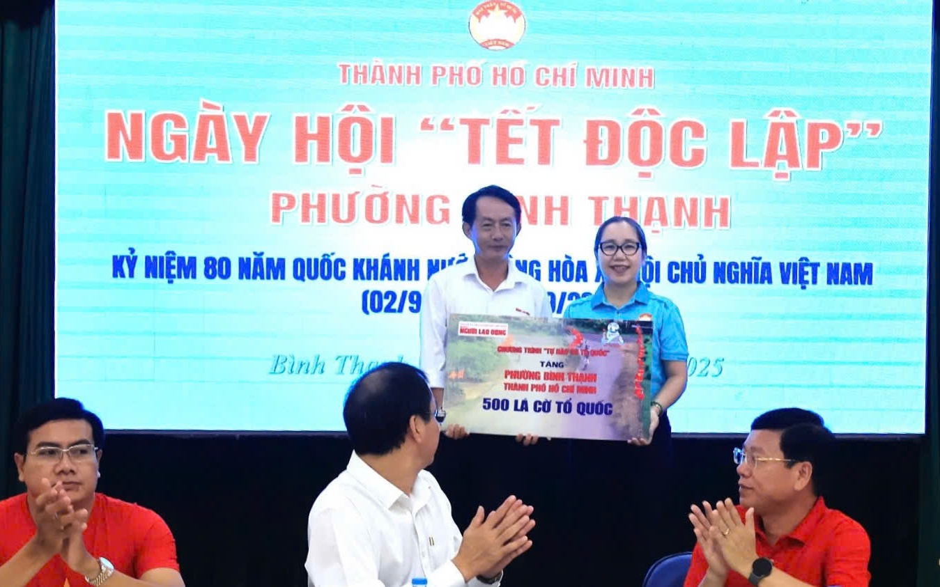 Báo Người Lao Động tặng cờ Tổ quốc cho phường Bình Thạnh