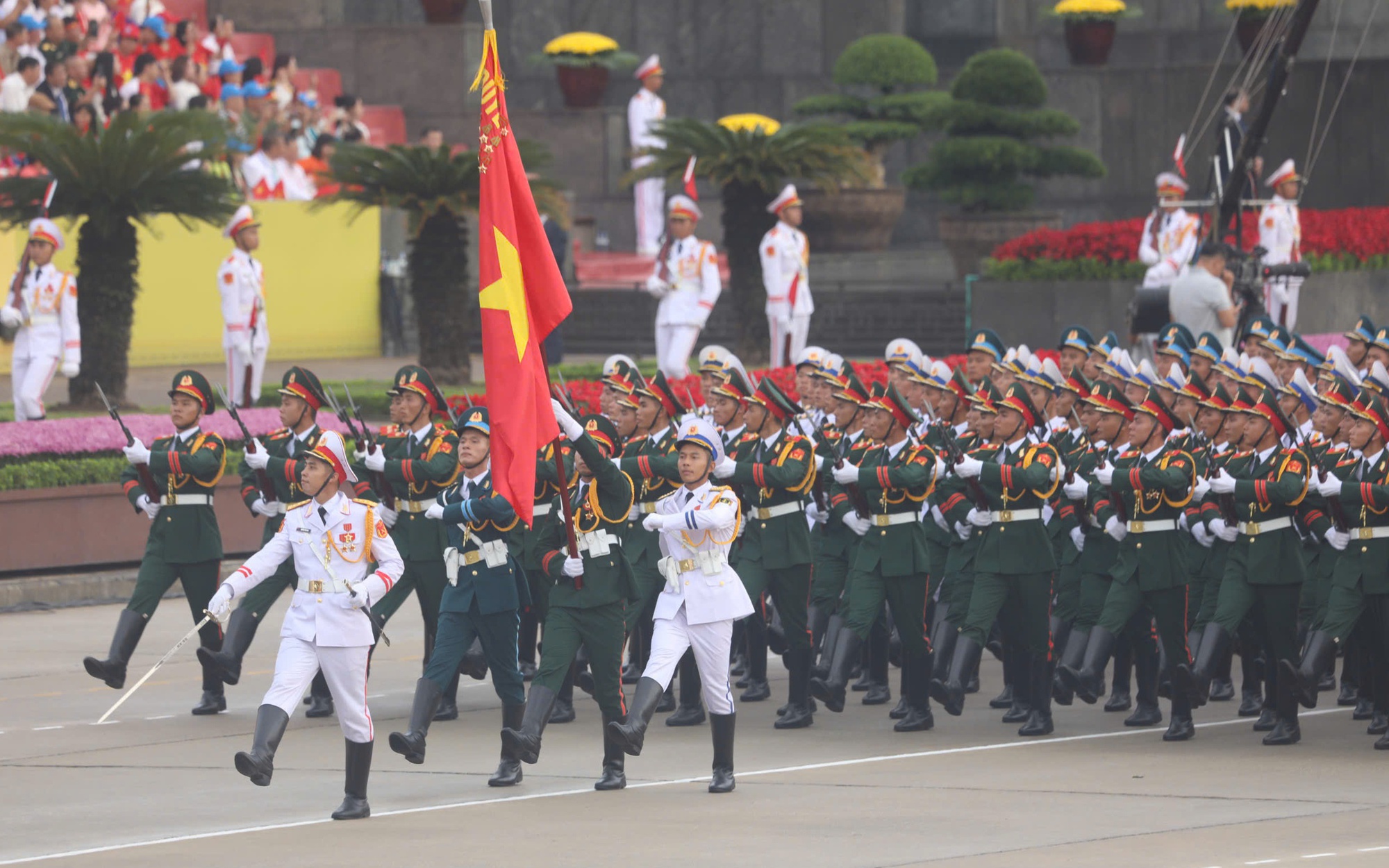 "Sắc đỏ Ba Đình" chưa từng có ở thủ đô - Ảnh 3.