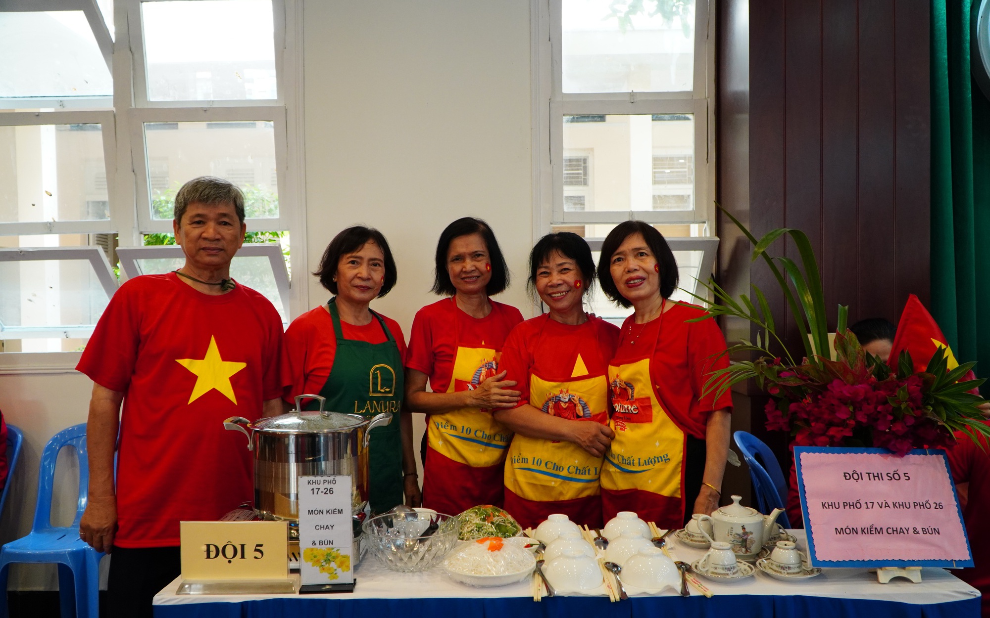 Phường B&igrave;nh Thạnh khen thưởng c&aacute;n bộ thực hiện m&ocirc; h&igrave;nh ch&iacute;nh quyền địa phương 2 cấp - Ảnh 3.