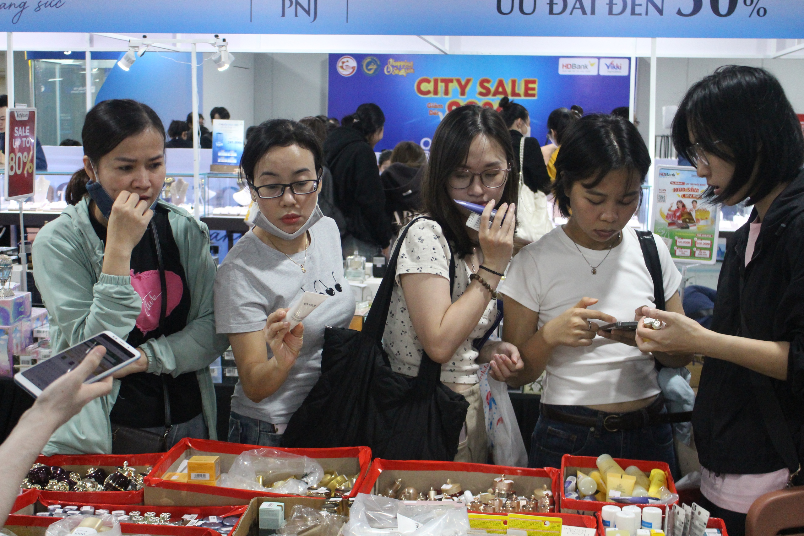 Chen chân xuống lòng đất, săn sale hàng hiệu ở ga Metro Bến Thành- Ảnh 12.