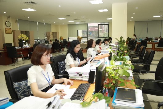 Kho bạc l&agrave;m việc xuy&ecirc;n lễ, phối hợp chi trả 100.000 đồng qu&agrave; Quốc kh&aacute;nh- Ảnh 1.