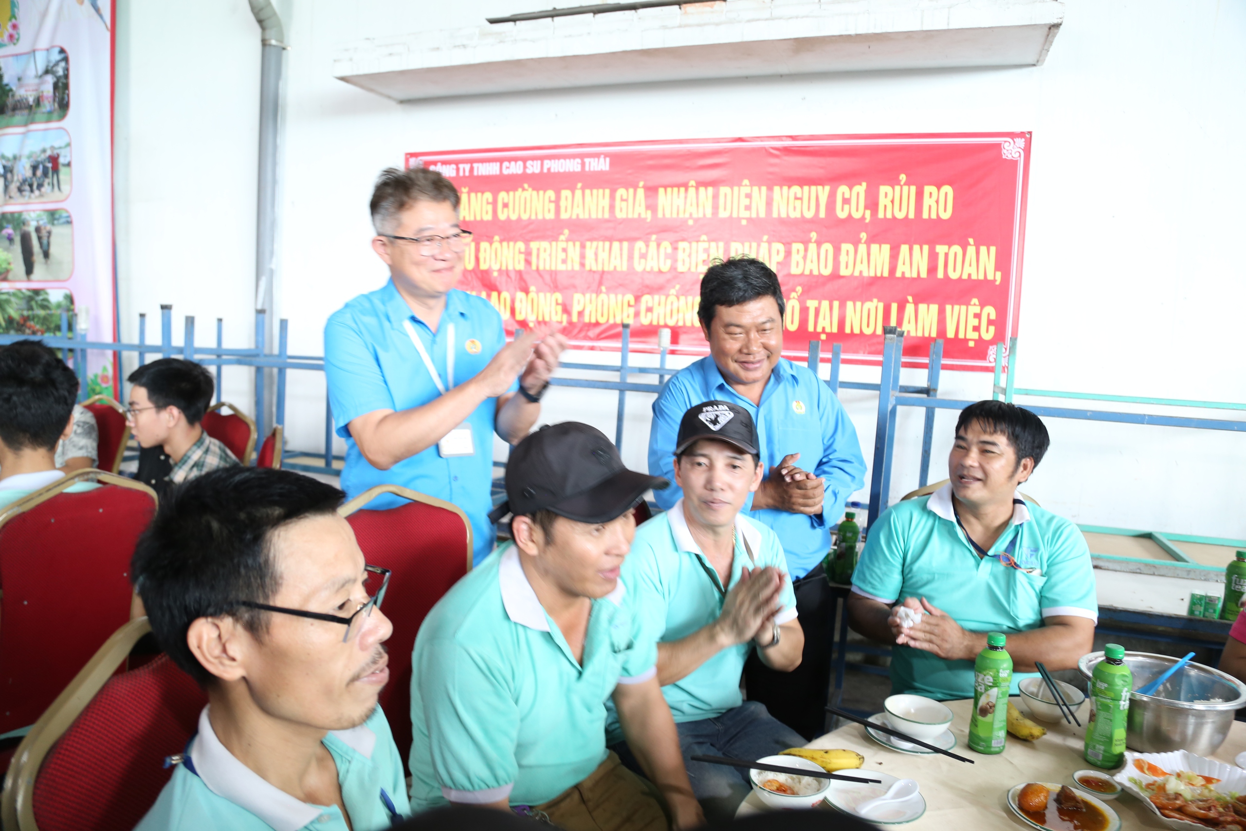 Suất cơm 100.000 đồng của công nhân ở TP HCM có gì?- Ảnh 1.