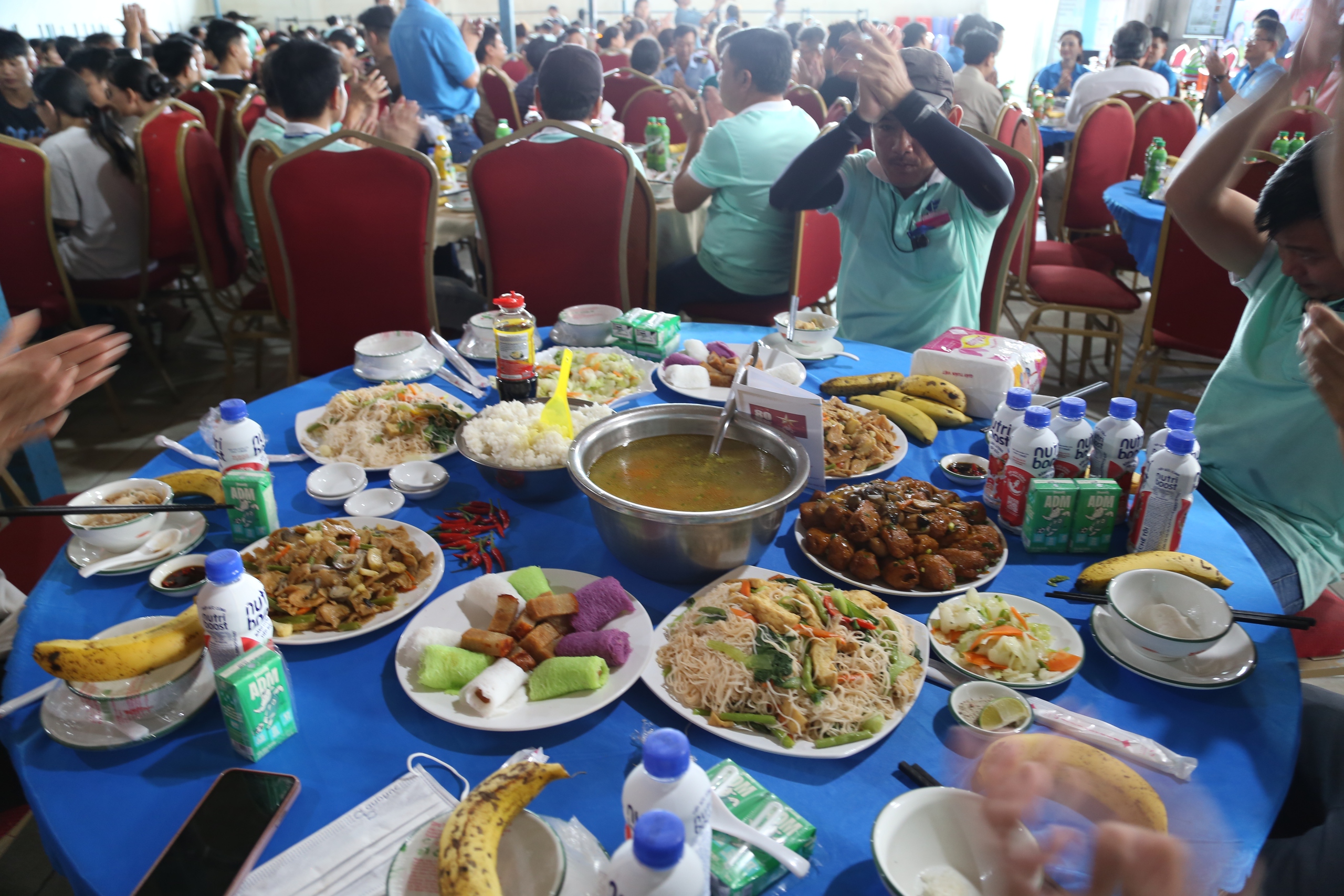 Suất cơm 100.000 đồng của công nhân ở TP HCM có gì?- Ảnh 4.