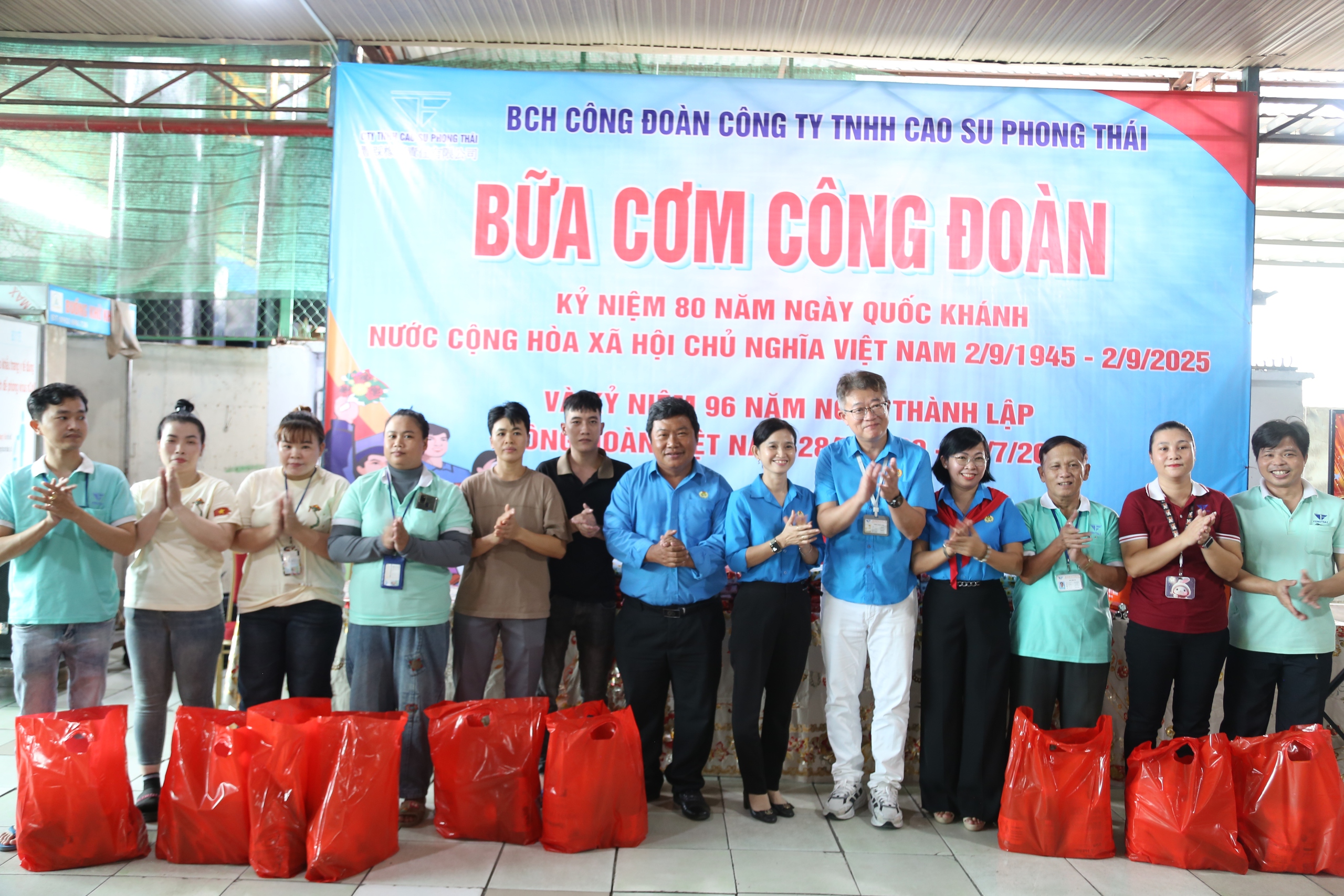 Suất cơm 100.000 đồng của công nhân ở TP HCM có gì?- Ảnh 8.