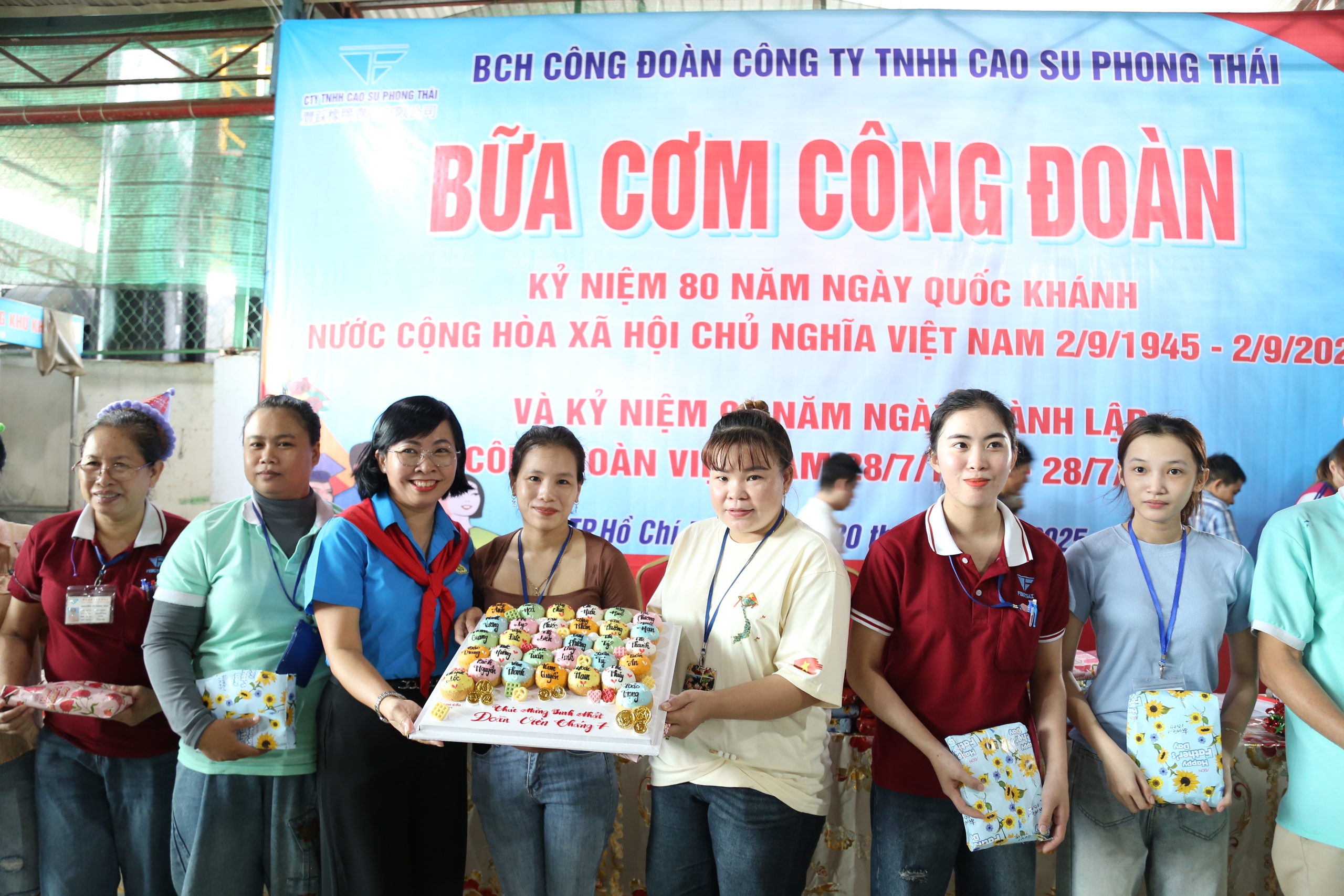 Suất cơm 100.000 đồng của công nhân ở TP HCM có gì?- Ảnh 7.