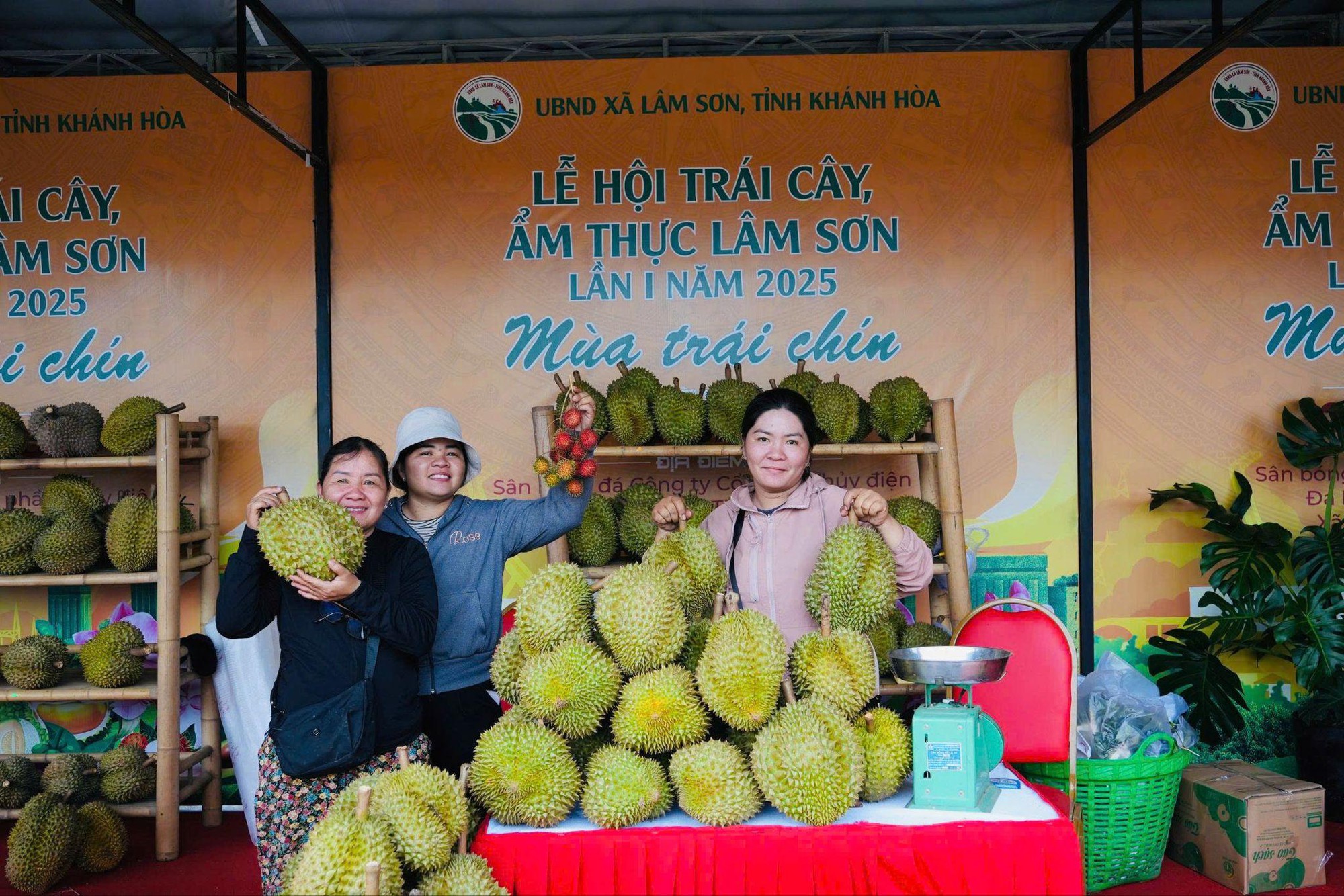 Kh&ocirc;ng kh&iacute; s&ocirc;i động tại Lễ hội tr&aacute;i c&acirc;y, ẩm thực L&acirc;m Sơn dịp Quốc kh&aacute;nh- Ảnh 5.