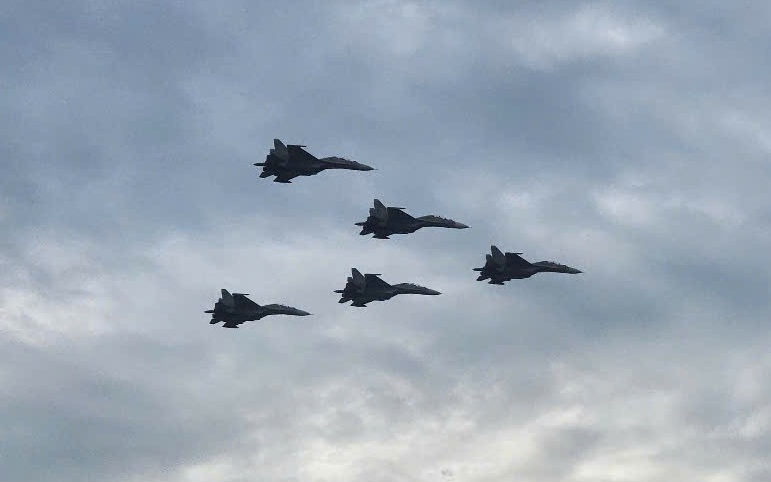 Trực thăng mang cờ Đảng, cờ Tổ quốc cùng tiêm kích Su-30MKII bay trên Quảng trường Ba Đình
