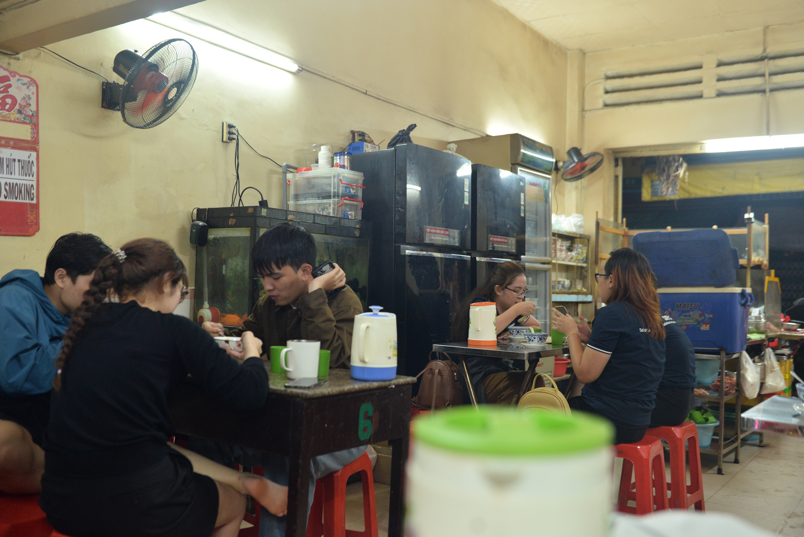 Gen Z TP HCM đội mưa đi ăn chè đậu đỏ ngày Thất Tịch - Ảnh 2.