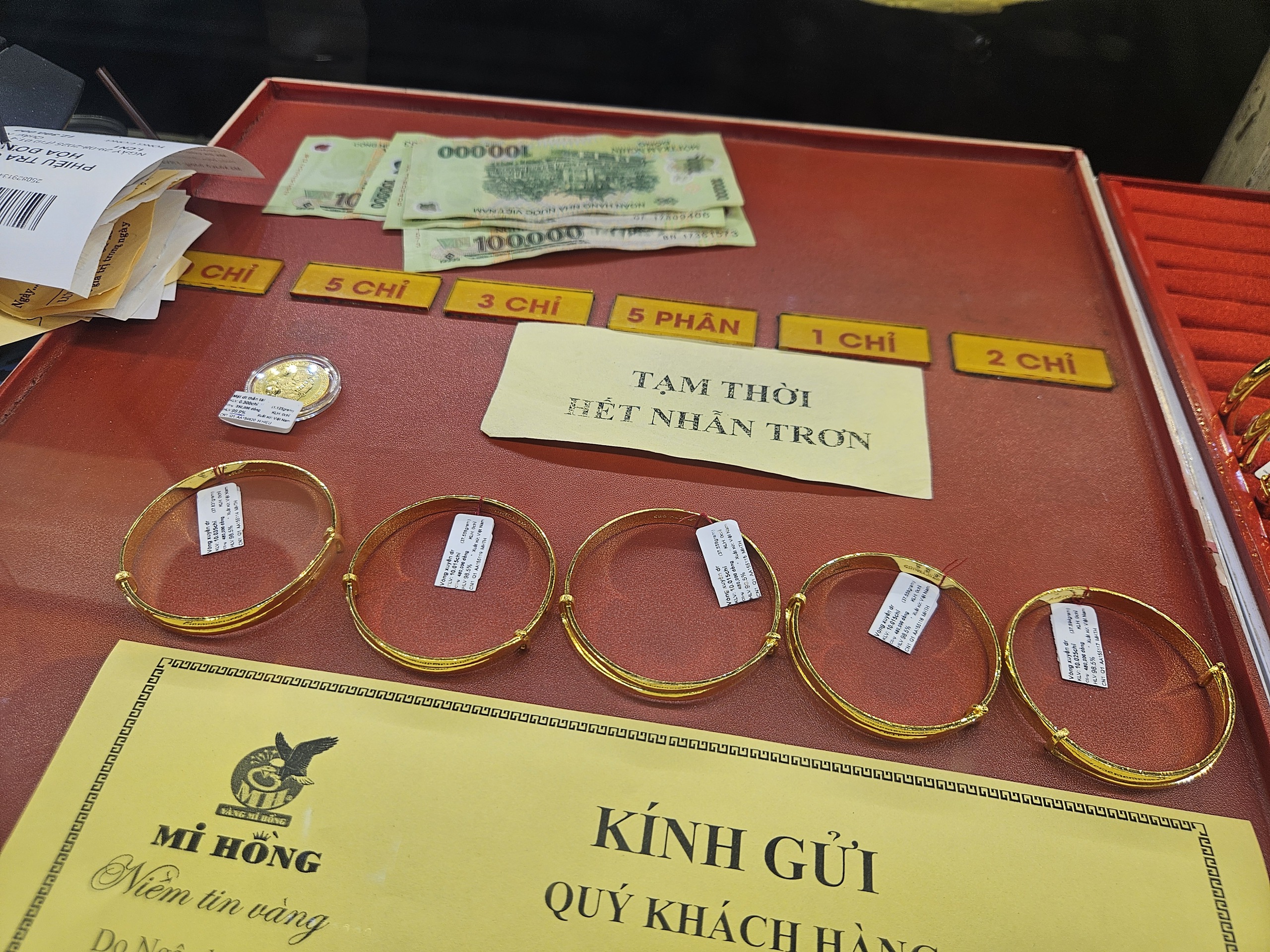 Giá vàng miếng SJC tăng mạnh Vượt dự báo , tạo cơn sốt trên thị trường - Ảnh 2.