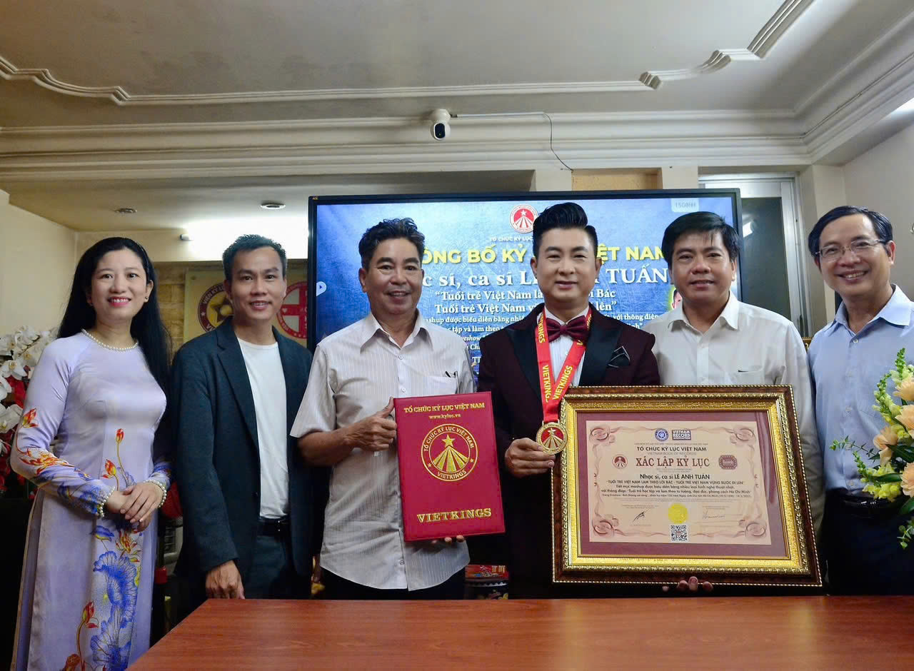 Kỷ lục gia Việt Nam-ca sĩ L&ecirc; Anh Tuấn h&aacute;t mừng 80 năm Quốc kh&aacute;nh Việt Nam   - Ảnh 2.