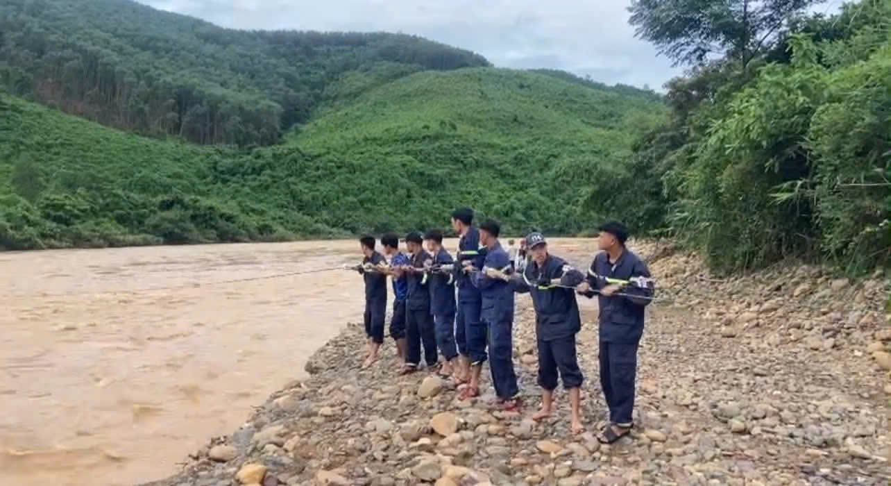 CLIP: Nghẹt thở giải cứu 5 người mắc kẹt gần 2 ngày vì lũ chia cắt- Ảnh 1.