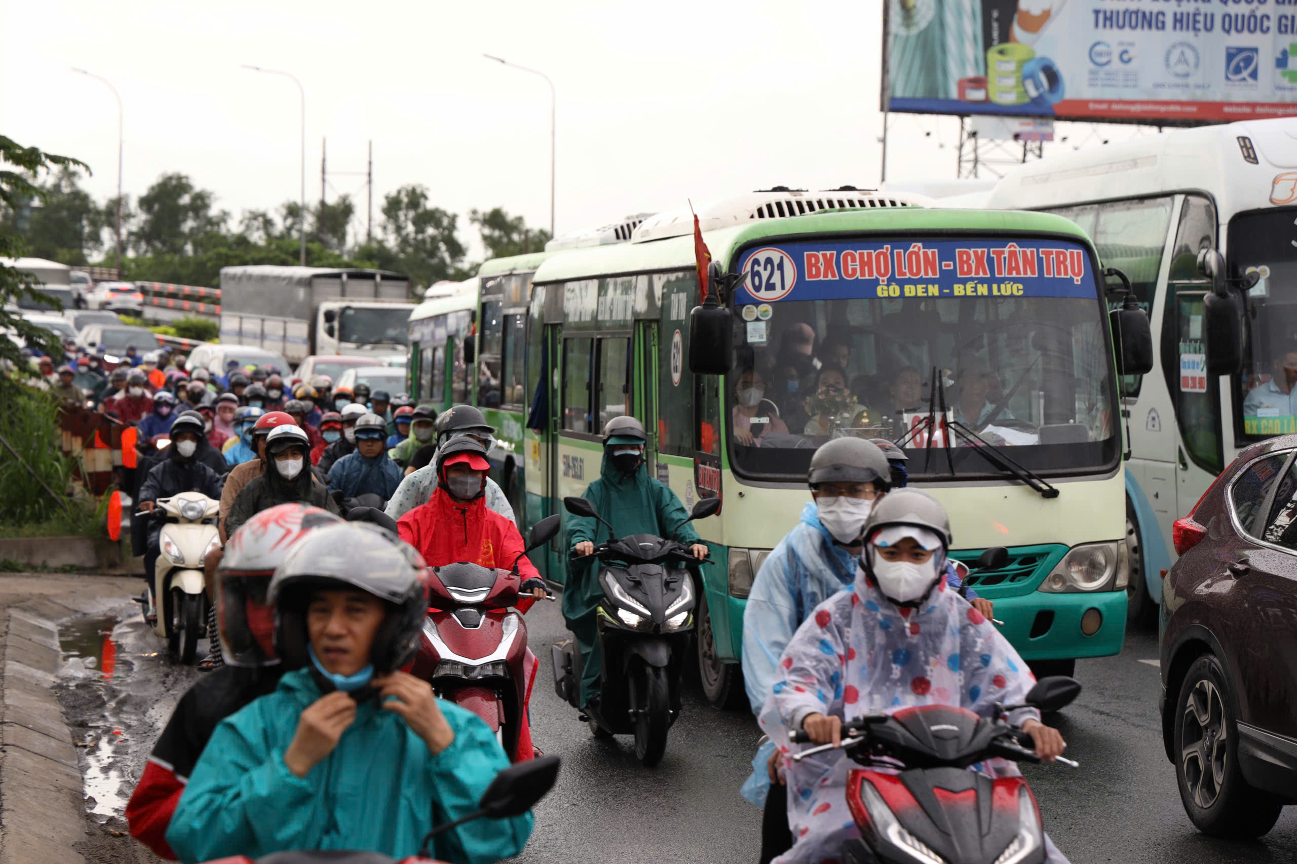 Kẹt xe kéo dài tại cửa ngõ phía Tây TP HCM ngày đầu nghỉ lễ 2-9 - Ảnh 6.