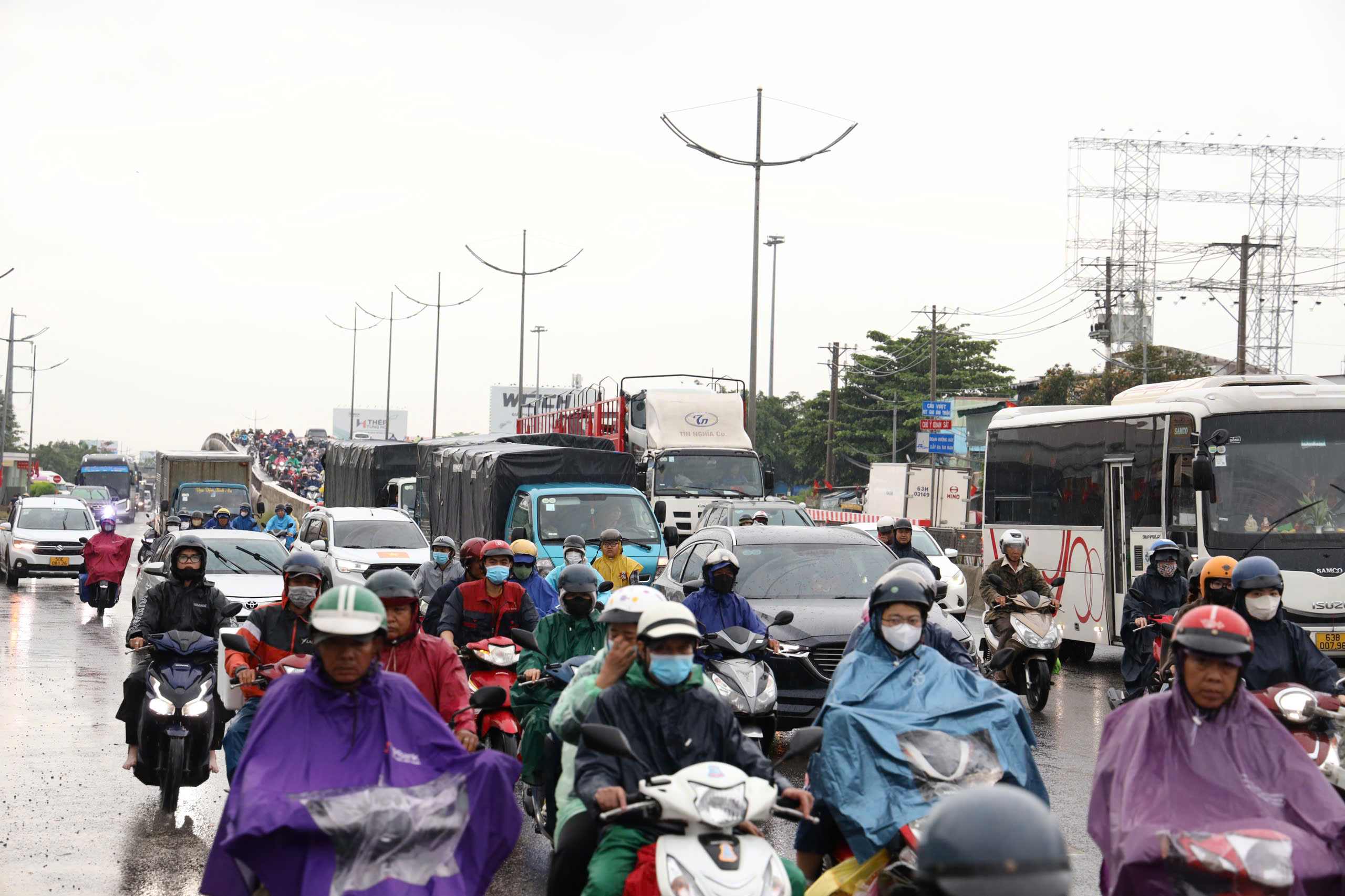 Kẹt xe kéo dài tại cửa ngõ phía Tây TP HCM ngày đầu nghỉ lễ 2-9 - Ảnh 1.