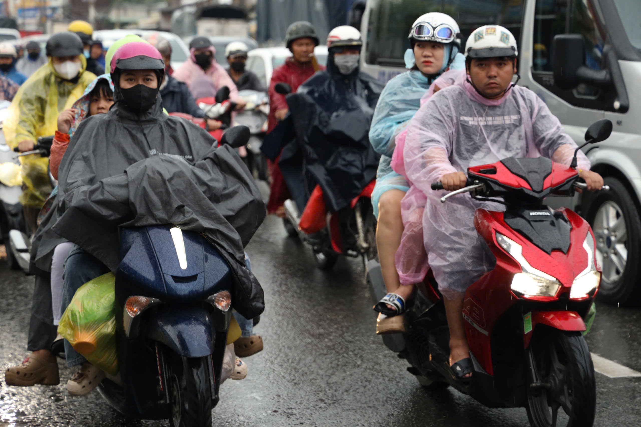 Kẹt xe kéo dài tại cửa ngõ phía Tây TP HCM ngày đầu nghỉ lễ 2-9 - Ảnh 5.