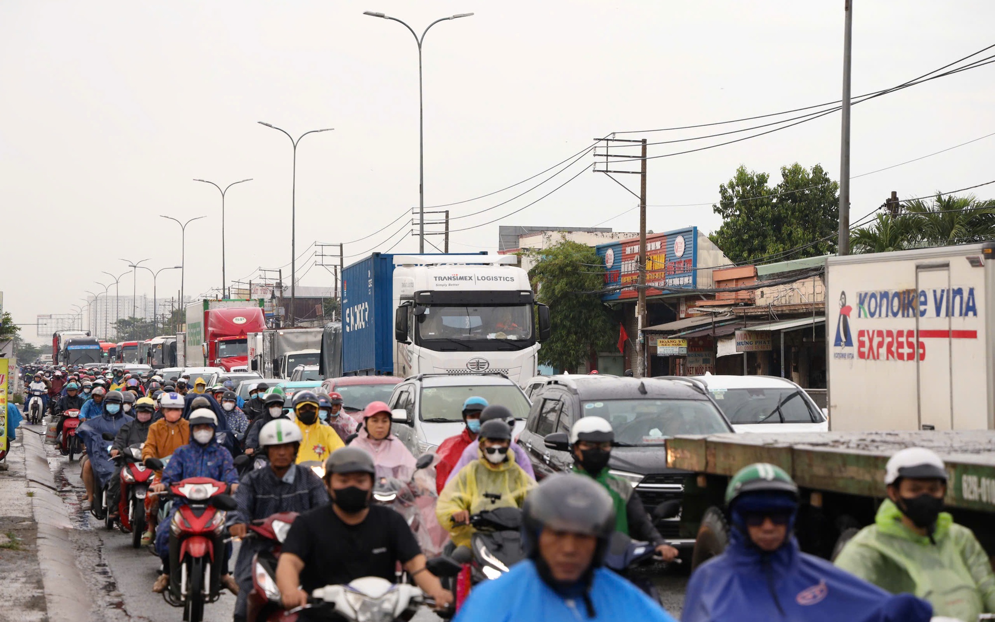 Ùn tắc hơn 2 km ở cửa ngõ phía Tây TP HCM ngày đầu nghỉ lễ 2-9