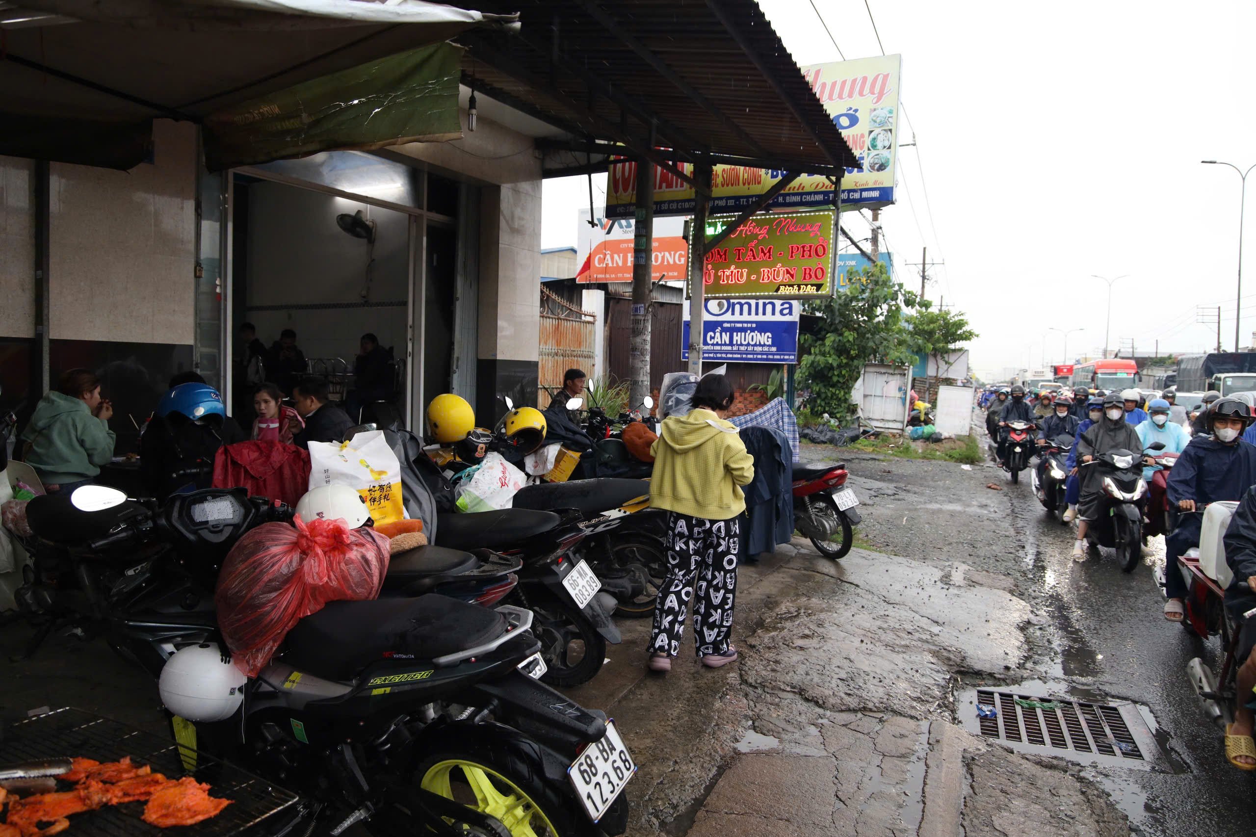 Kẹt xe kéo dài tại cửa ngõ phía Tây TP HCM ngày đầu nghỉ lễ 2-9 - Ảnh 11.