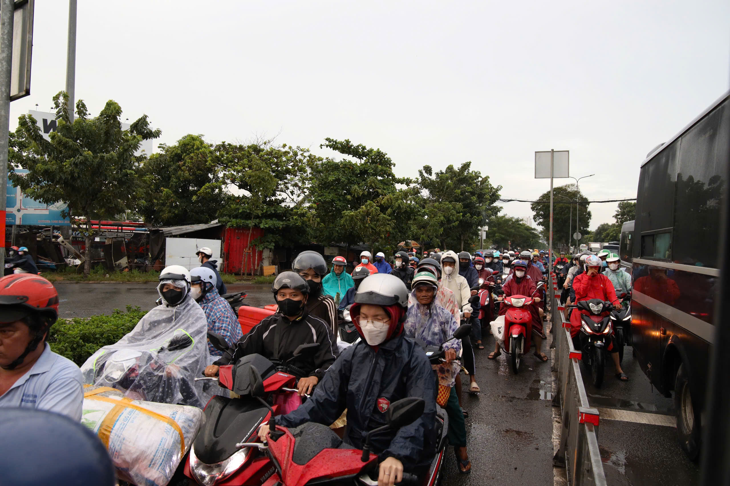 Kẹt xe kéo dài tại cửa ngõ phía Tây TP HCM ngày đầu nghỉ lễ 2-9 - Ảnh 10.