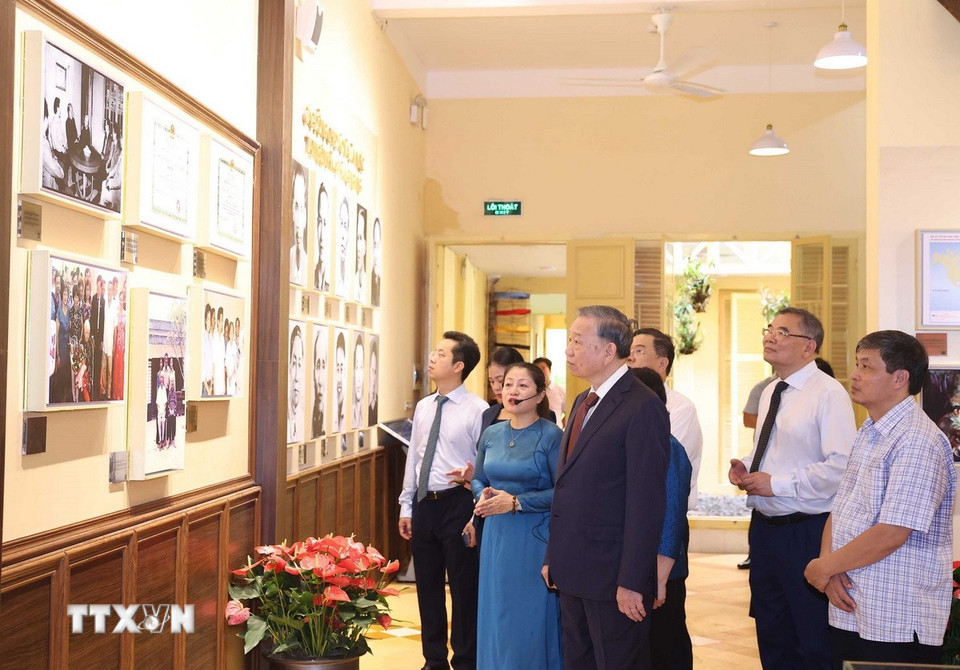 Tổng B&iacute; thư T&ocirc; L&acirc;m d&acirc;ng hương tại nơi Chủ tịch Hồ Ch&iacute; Minh viết Tuy&ecirc;n ng&ocirc;n Độc lập- Ảnh 10.
