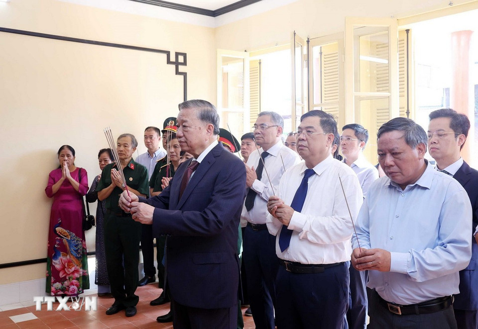 Tổng B&iacute; thư T&ocirc; L&acirc;m d&acirc;ng hương tại nơi Chủ tịch Hồ Ch&iacute; Minh viết Tuy&ecirc;n ng&ocirc;n Độc lập- Ảnh 1.