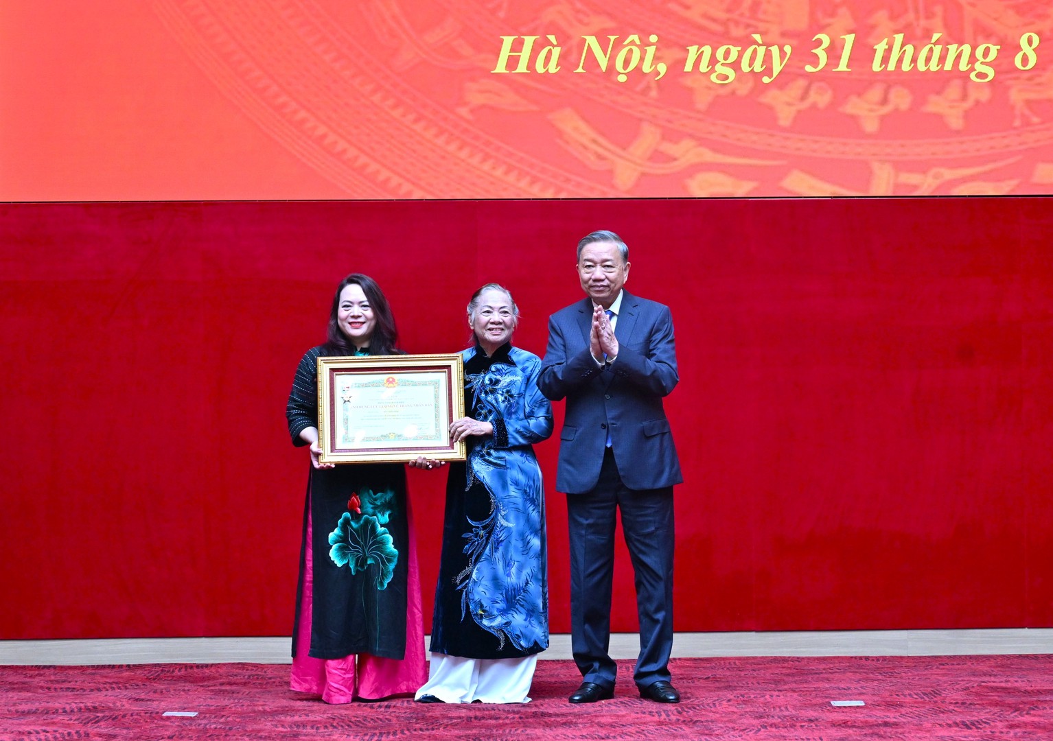 Tổng B&iacute; thư dự Lễ truy tặng Danh hiệu Anh h&ugrave;ng cho Thượng tướng B&ugrave;i Thiện Ngộ- Ảnh 2.