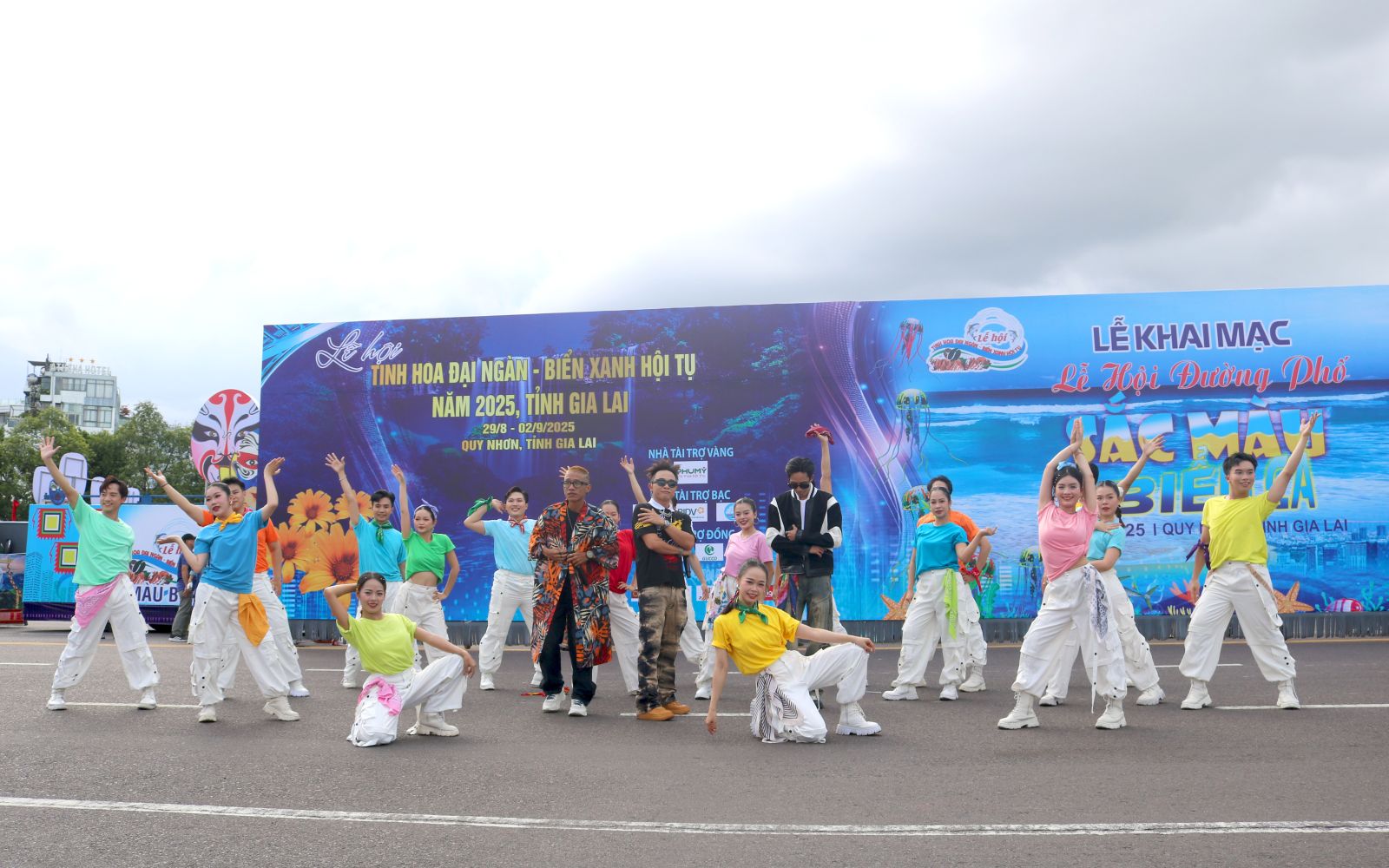 Gia Lai tưng bừng lễ hội đường phố “Sắc màu biển cả”- Ảnh 3.