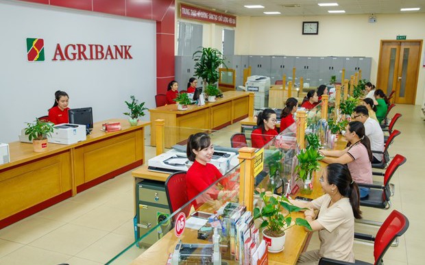 Ngân hàng ở TP HCM, Đồng Nai làm xuyên lễ để chi trả 100.000 đồng quà tặng cho người dân