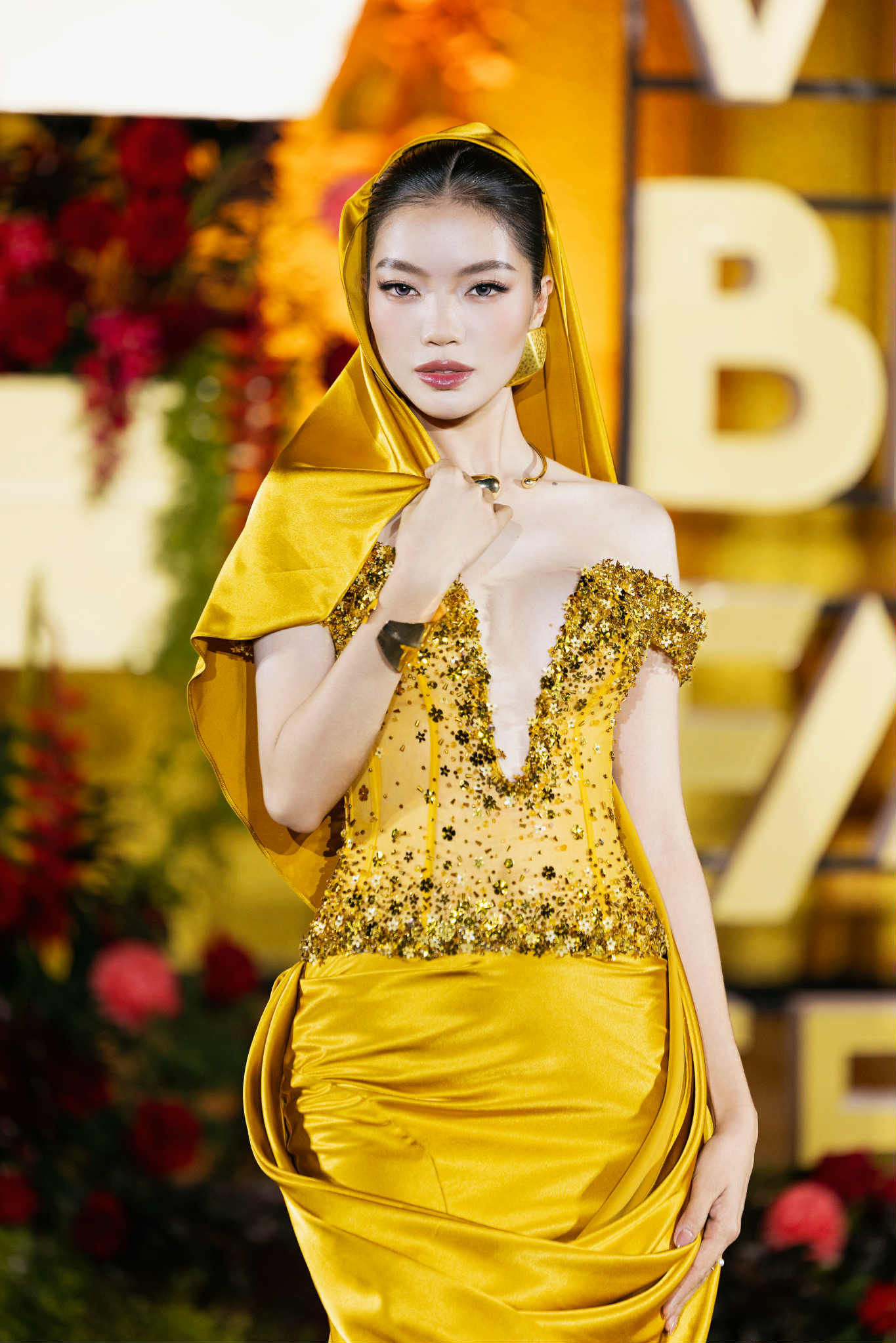 Hoa hậu L&ecirc; Ho&agrave;ng Phương diện v&aacute;y 20kg trong BST &Eacute;clat - Ảnh 2.